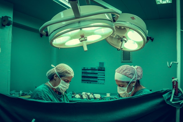 Doktori na operačnej sále.jpg