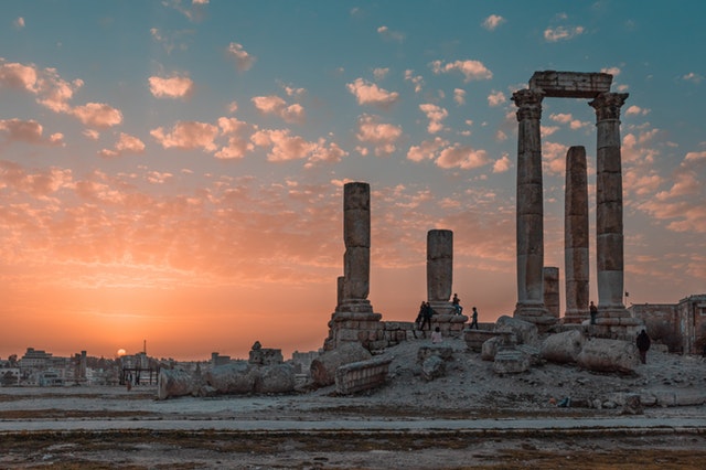 Historické ruiny pri západe slnka.jpg