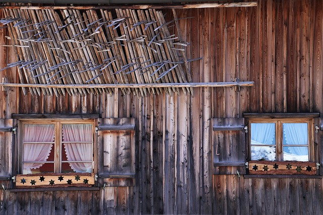 Detail na drevenú stenu drevenice s dvoma oknami.jpg