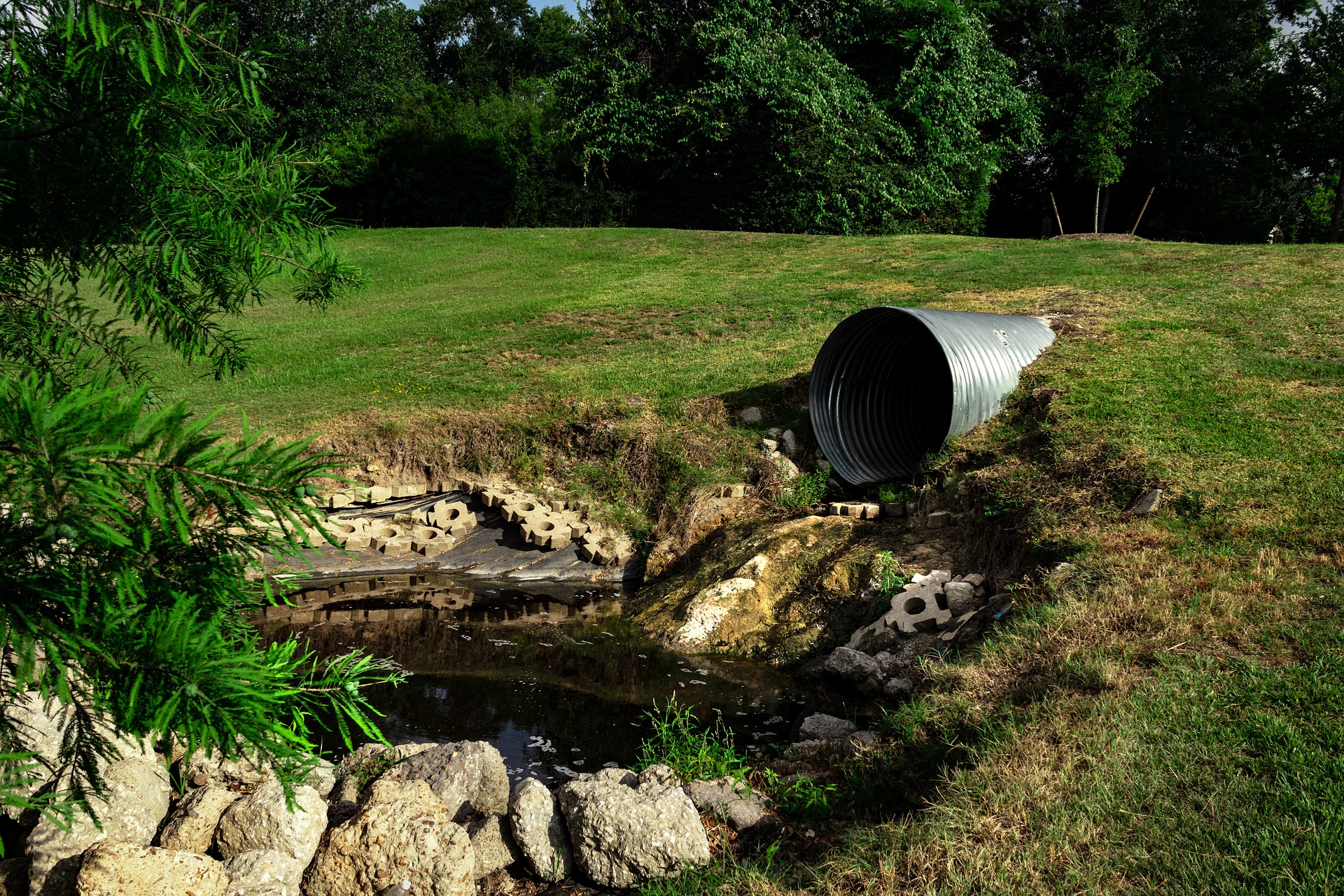sewage-pipe-polluted-water-3465090_1920